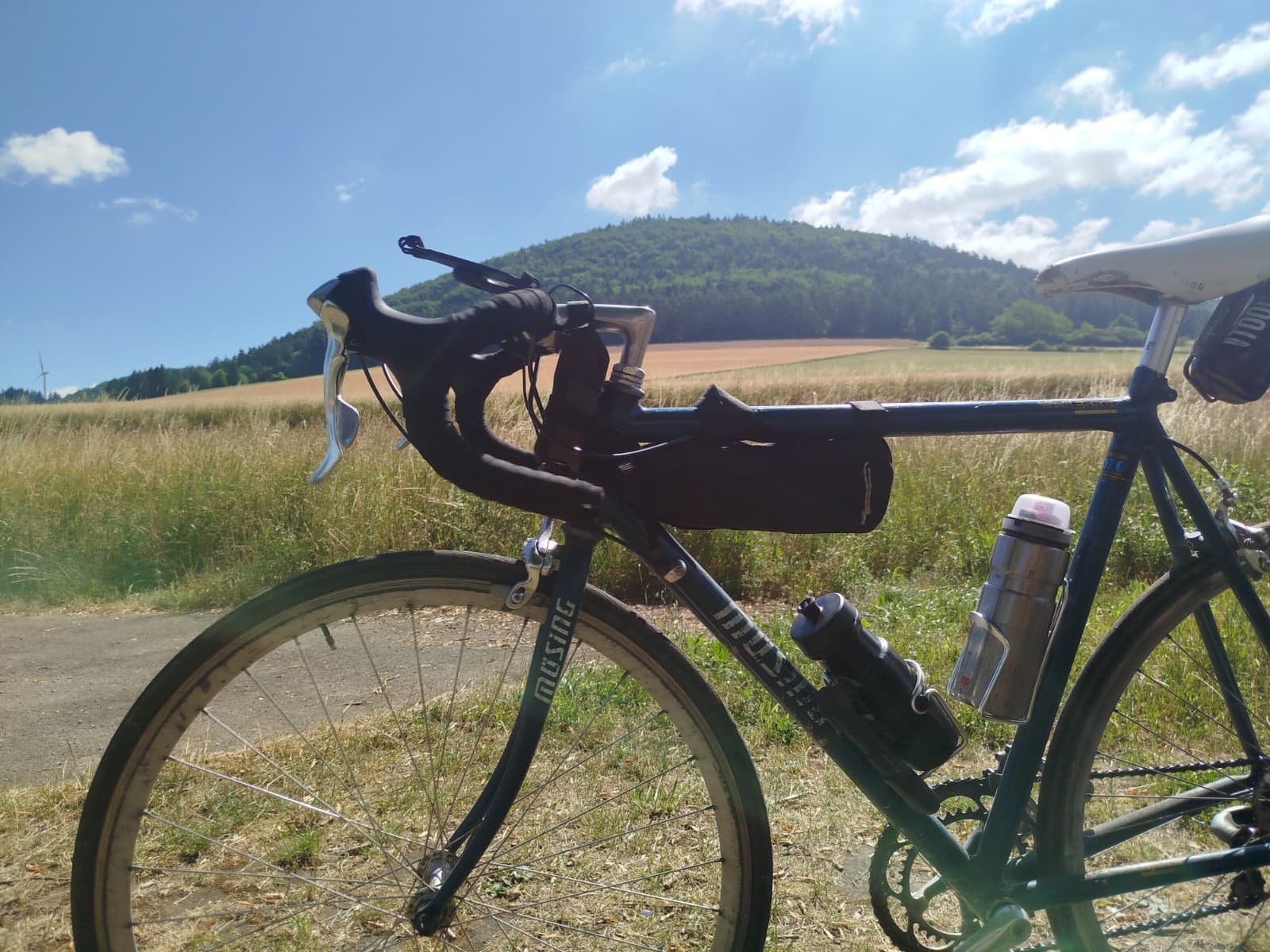 Freunde auf gemeinsamer Radtour mit MoTis RetroRenner Fahrrädern